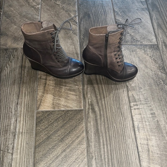 Vince Camuto Brown leather Lace-Up 4.5”Wedge Boots w/ 1” platform. - Picture 6 of 8